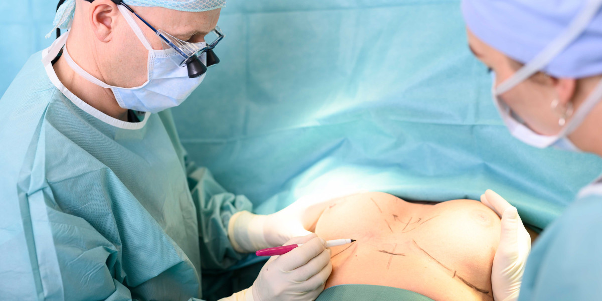Dr. Daniel Thome im OP bei einer Brustvergrößerung